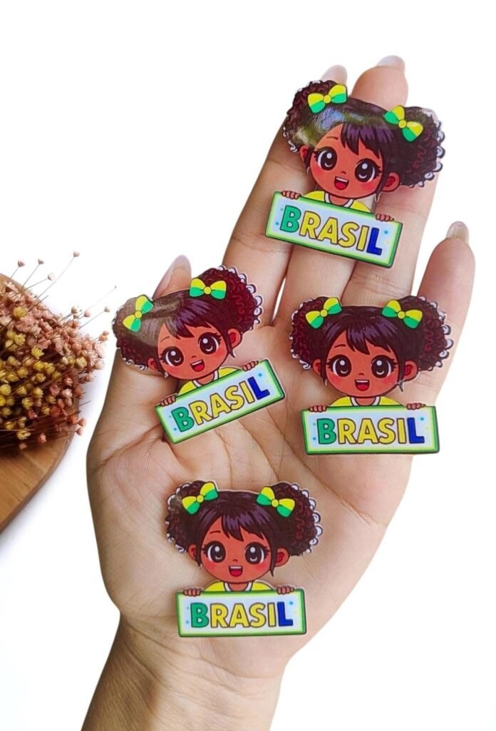 APLIQUE EM ACRÍLICO SUBLIMADO MENININHA MASCOTE MORENA BRASIL 4 CM UND