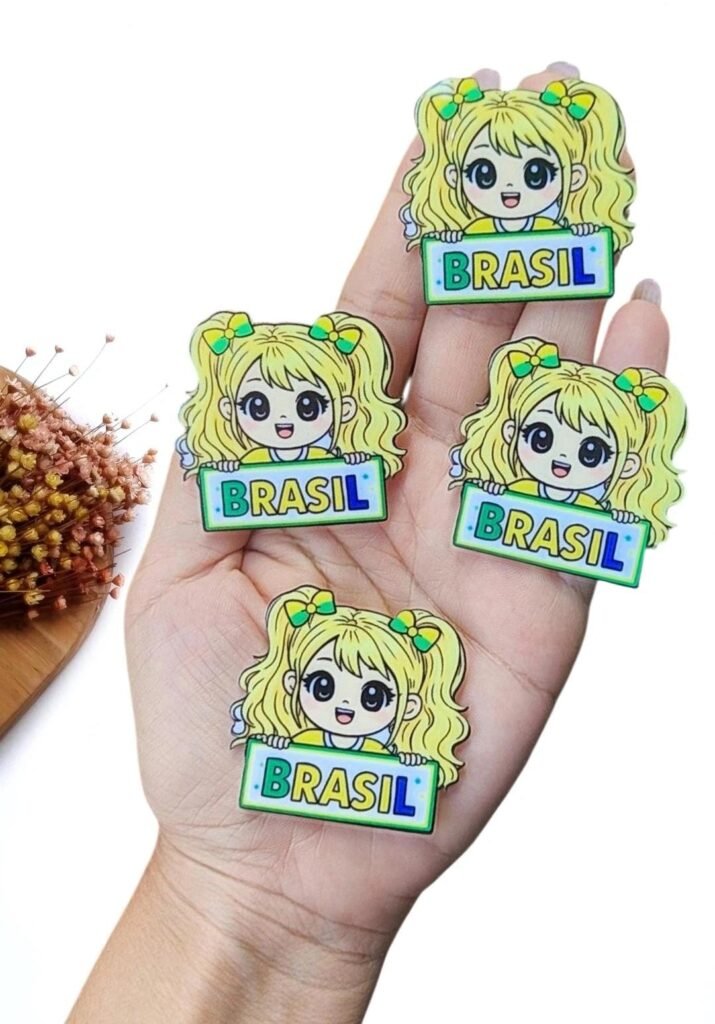 APLIQUE EM ACRÍLICO SUBLIMADO MENININHA MASCOTE LOIRA BRASIL 4 CM UND