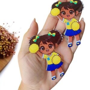 APLIQUE EM ACRÍLICO CURVADO SUBLIMATICO MENININHA MASCOTE COPA C/ POMPOM AMARELO 8 CM UND