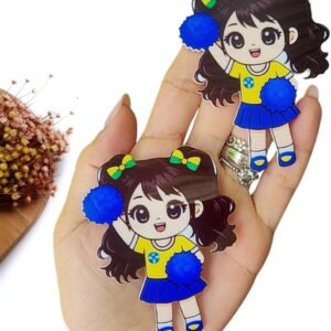 APLIQUE EM ACRÍLICO CURVADO SUBLIMATICO MENININHA MASCOTE COPA C/ POMPOM AZUL BIC 8 CM UND