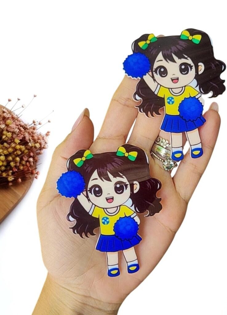 APLIQUE EM ACRÍLICO CURVADO SUBLIMATICO MENININHA MASCOTE COPA C/ POMPOM AZUL BIC 8 CM UND