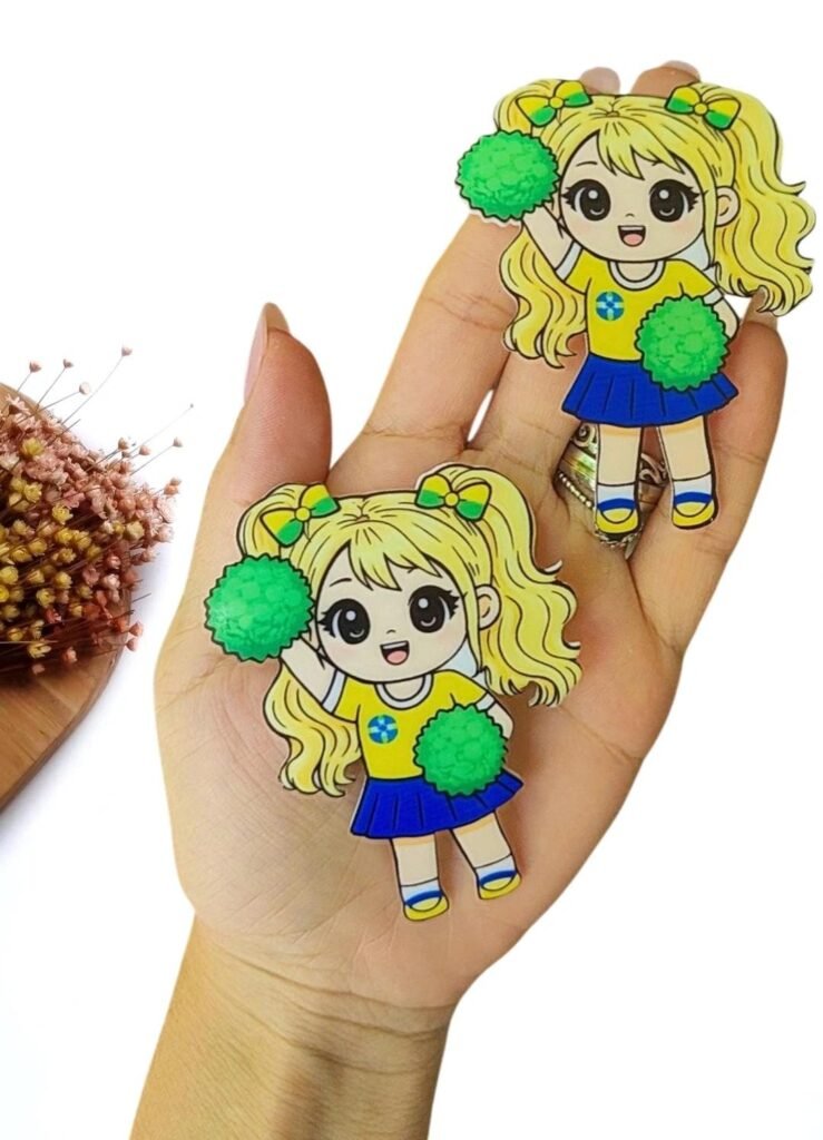 APLIQUE EM ACRÍLICO CURVADO SUBLIMATICO MENININHA MASCOTE COPA C/ POMPOM VERDE 8 CM UND