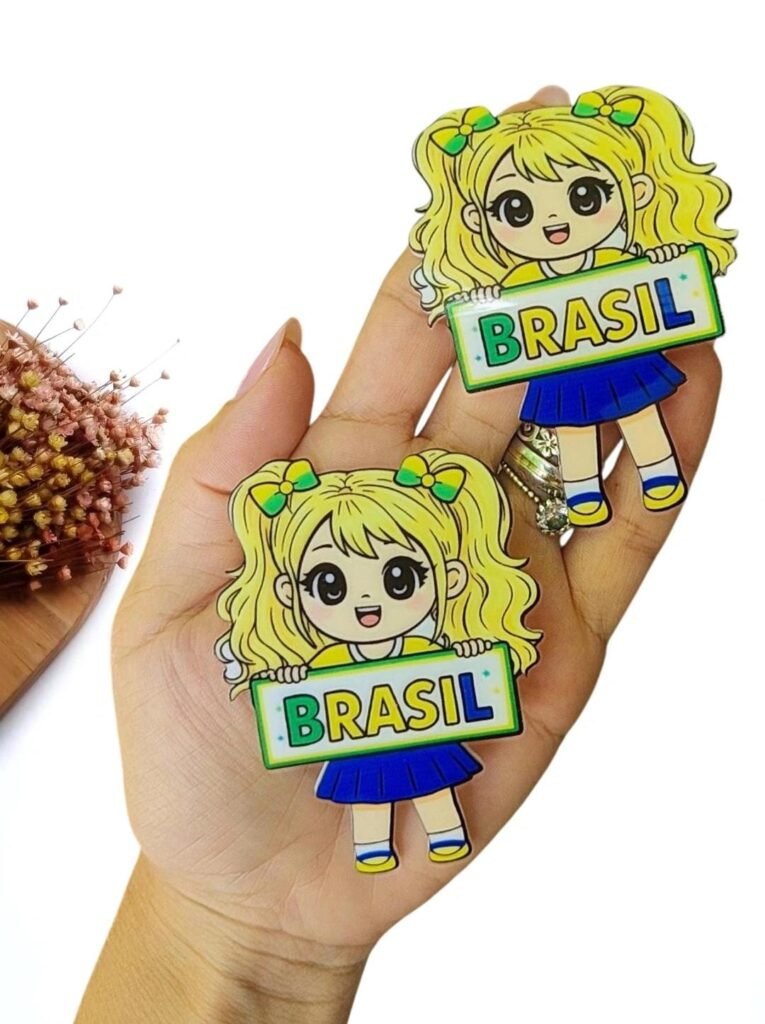 APLIQUE EM ACRÍLICO CURVADO SUBLIMATICO MENININHA MASCOTE BRASIL LOIRA 8 CM UND