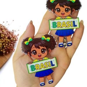 APLIQUE EM ACRÍLICO CURVADO SUBLIMATICO MENININHA MASCOTE BRASIL MORENA 8 CM UND