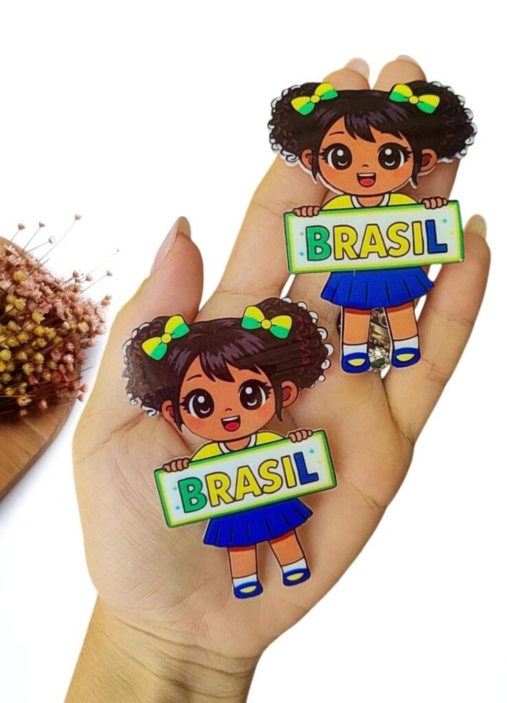 APLIQUE EM ACRÍLICO CURVADO SUBLIMATICO MENININHA MASCOTE BRASIL MORENA 8 CM UND