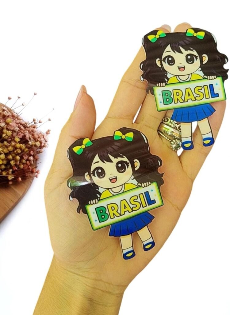 APLIQUE EM ACRÍLICO CURVADO SUBLIMATICO MENININHA MASCOTE BRASIL 8 CM UND