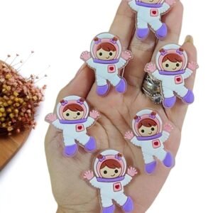 APLIQUE EMBORRACHADO MENINO ASTRONAUTA LILAS 4,2 CM C/ 2 UND