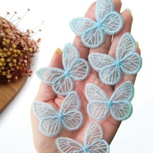APLIQUE BORBOLETA BORDADA EM VOAL AZUL BEBÊ 3X4,5CM C/ 2  UND