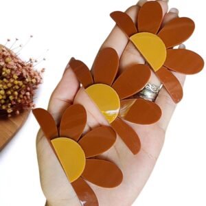 APLIQUE CURVADO MEIA MARGARIDA MARRON C/ CARAMELO 8CM UND