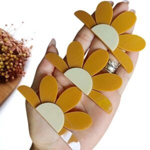 APLIQUE CURVADO MEIA MARGARIDA CARAMELO C/ BEGE 8CM UND