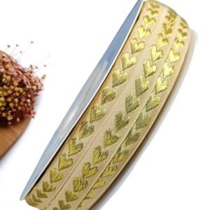FITA IMPORTADA CORAÇÕES BORDADOS 10MM DOURADO – METRO