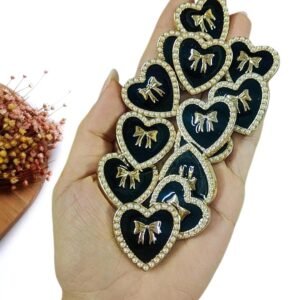 JOIA EM PLÁSTICO CORAÇÃO PRETO C/ LAÇO E PÉROLAS 3CM UND
