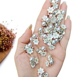 JOIA EM METAL PARA LAÇOS FLOR COM PEDRA GOTA BRANCA 2CM UND