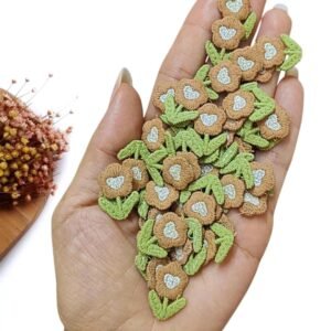 APLIQUE FLOR DE TECIDO CHOCOLATE E BOTÃO CORAÇÃO PRATA 2,2CM C/ 2 UND
