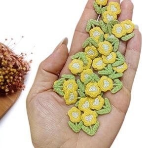 APLIQUE FLOR DE TECIDO AMARELO E BOTÃO CORAÇÃO PRATA 2,2CM C/ 2 UND