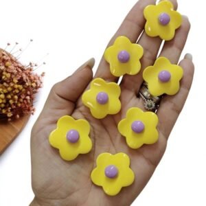 APLIQUE EM RESINA FLOR AMARELA C/ BOTÃO LILAS 2,6 CM C/ 2 UND
