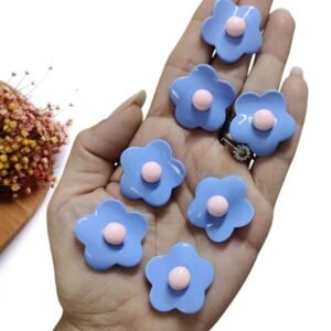 APLIQUE EM RESINA FLOR AZUL C/ BOTÃO ROSA 2,6 CM C/ 2 UND