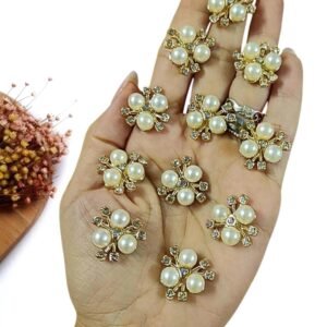 JOIA EM PLÁSTICO C/ 3 PEROLAS E STRASS 2 CM C/ 2 UND