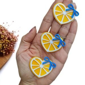 APLIQUE EM ACRÍLICO LIMÃO SICILIANO CORAÇÃO C/ LAÇO AZUL 4,4 CM UND