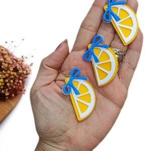 APLIQUE EM ACRÍLICO LIMÃO SICILIANO MEIA BANDA C/ LAÇO AZUL 4,8 CM UND