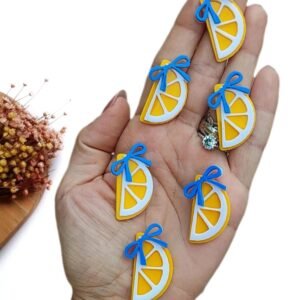 APLIQUE EM ACRÍLICO LIMÃO SICILIANO MEIA BANDA C/ LAÇO AZUL 3,3 CM UND