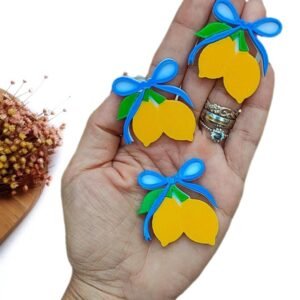 APLIQUE EM ACRÍLICO LIMÃO SICILIANO DUPLO C/ LAÇO AZUL 4,2 CM UND