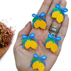 APLIQUE EM ACRÍLICO LIMÃO SICILIANO DUPLO C/ LAÇO AZUL 3 CM UND